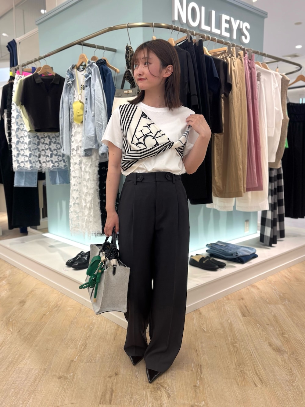 グレー系のその他パンツ、ホワイト系のTシャツ/カットソー、ブラック系のトートバッグを着用したレディースの夏コーディネートの3枚目の写真