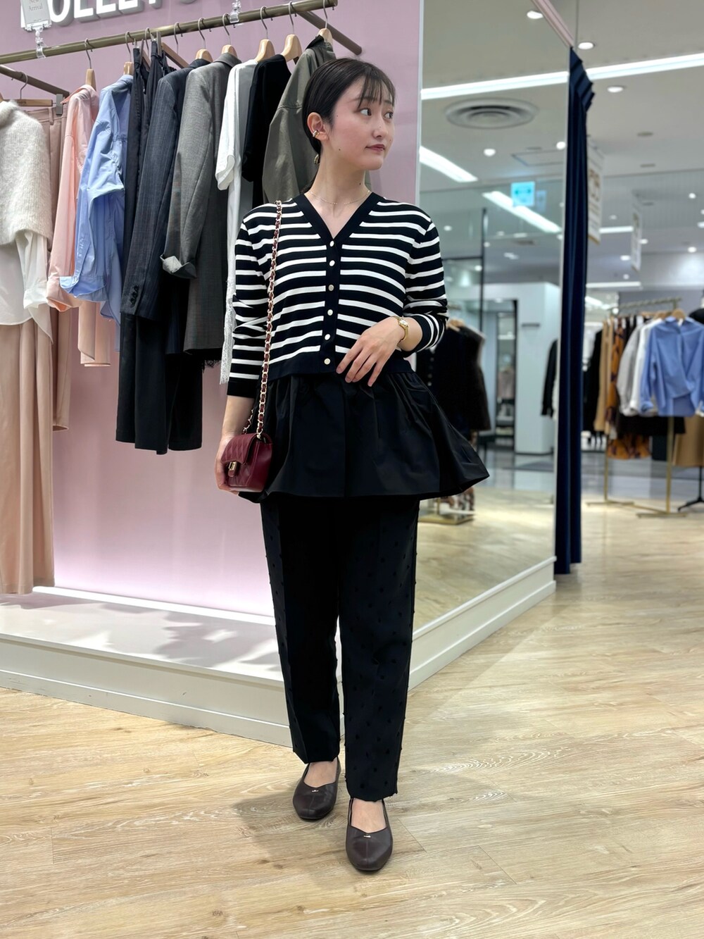 ブラック系のカーディガン/ボレロ、ブラック系のその他パンツ、レッド系のショルダーバッグを着用したレディースの秋コーディネートの5枚目の写真