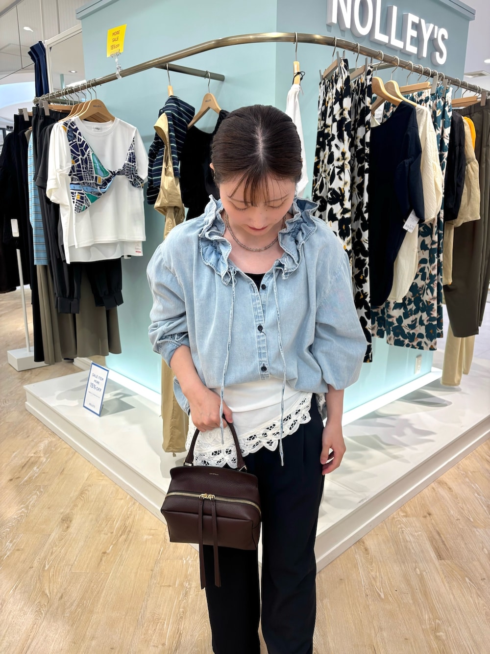 ブルー系のシャツ/ブラウス、ブラック系のその他パンツ、ブラウン系のショルダーバッグを着用したレディースの夏コーディネートの7枚目の写真