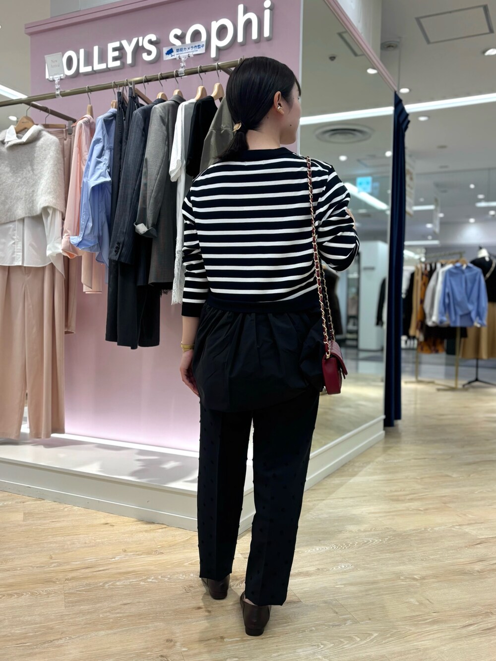 ブラック系のカーディガン/ボレロ、ブラック系のその他パンツ、レッド系のショルダーバッグを着用したレディースの秋コーディネートの3枚目の写真