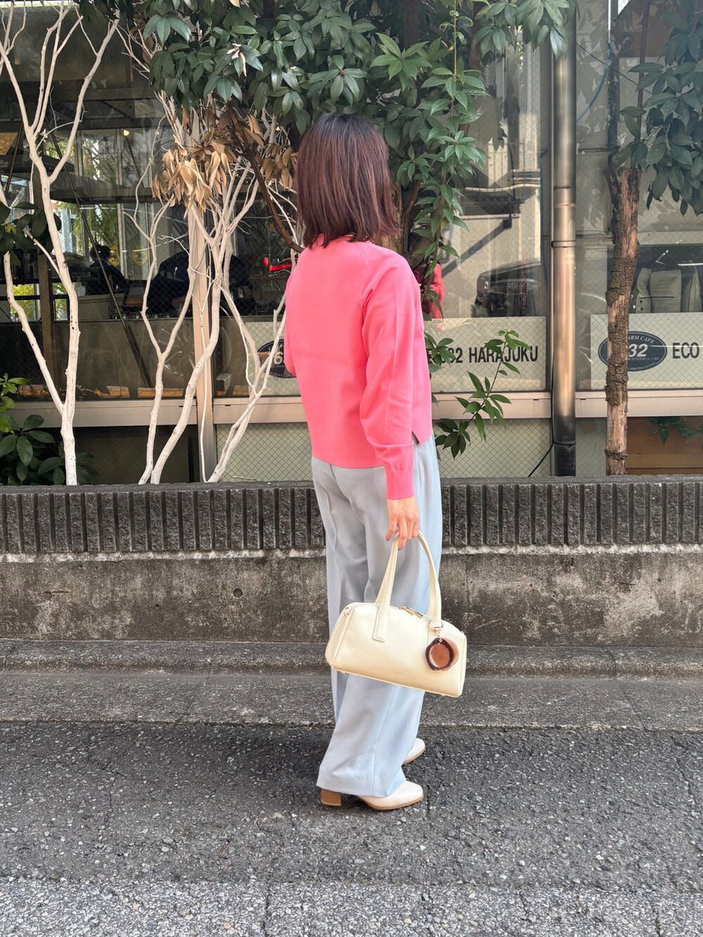 ピンク系のカーディガン/ボレロ、グリーン系のその他パンツ、ホワイト系のボストンバッグを着用したレディースの冬コーディネートの4枚目の写真