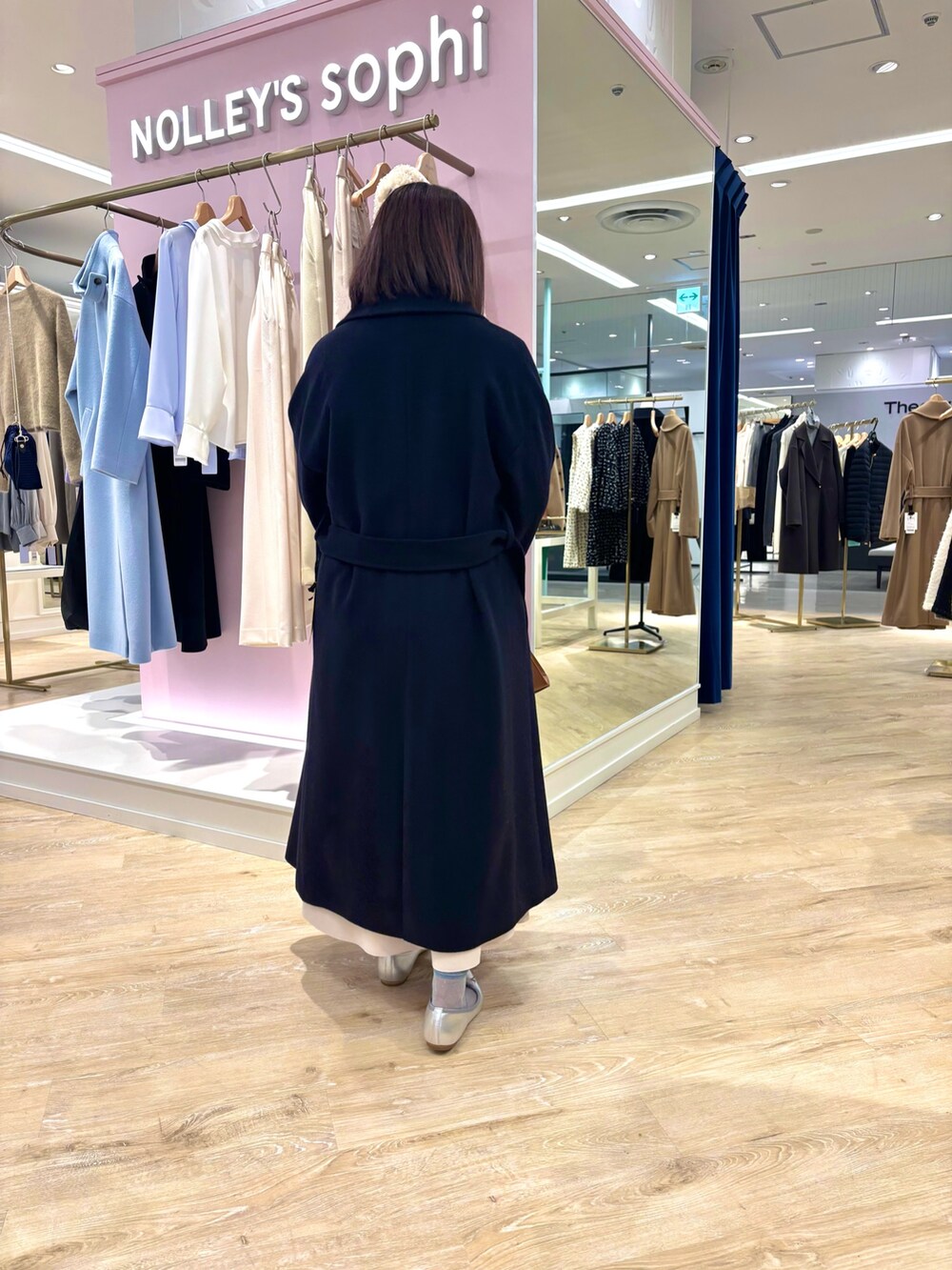 ベージュ系のスカート、ブルー系のニット/セーター、ブルー系のその他アウターを着用したレディースの冬コーディネートの4枚目の写真