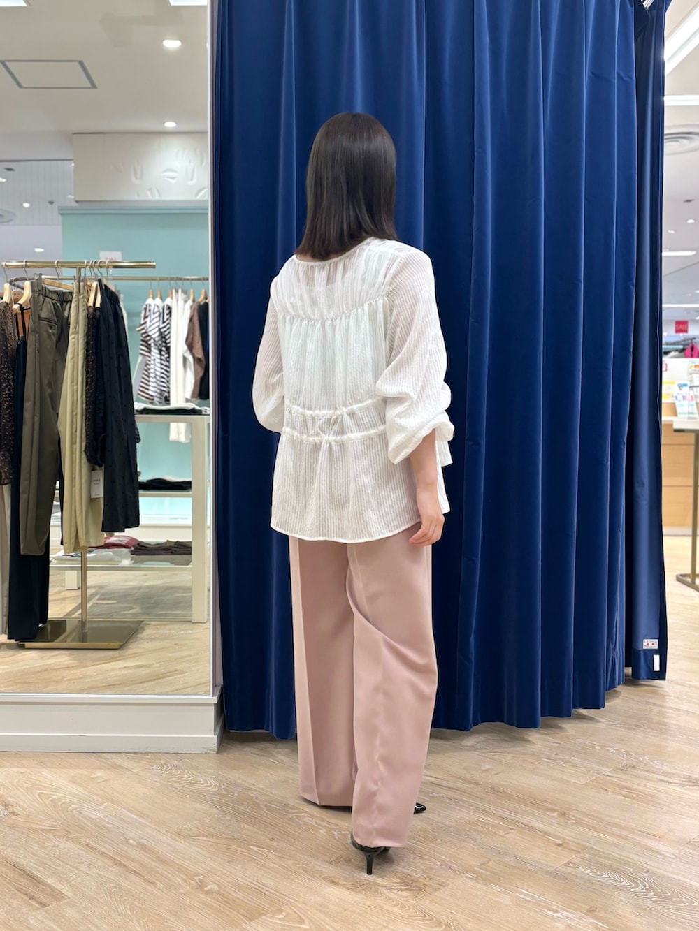ホワイト系のシャツ/ブラウス、ホワイト系のタンクトップ、イエロー系のショルダーバッグを着用したレディースの秋コーディネートの5枚目の写真