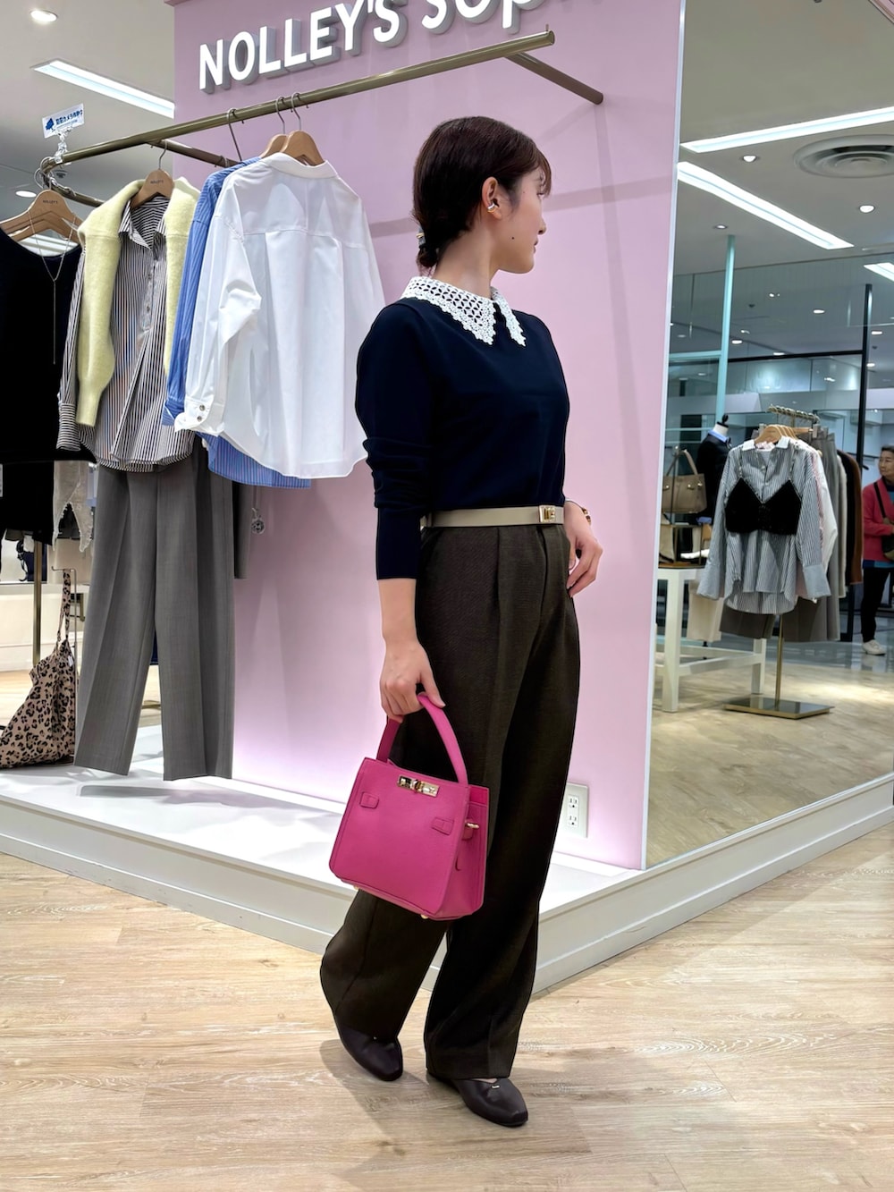 ピンク系のショルダーバッグ、ブルー系のニット/セーター、ブラウン系のその他パンツを着用したレディースの秋コーディネートの4枚目の写真