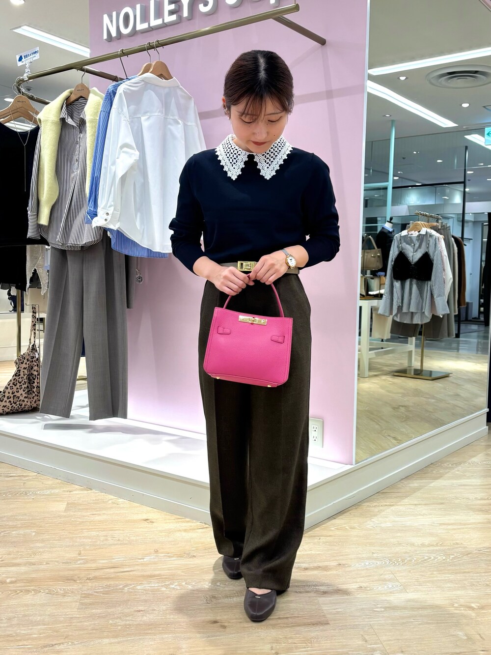 ピンク系のショルダーバッグ、ブルー系のニット/セーター、ブラウン系のその他パンツを着用したレディースの秋コーディネートの6枚目の写真