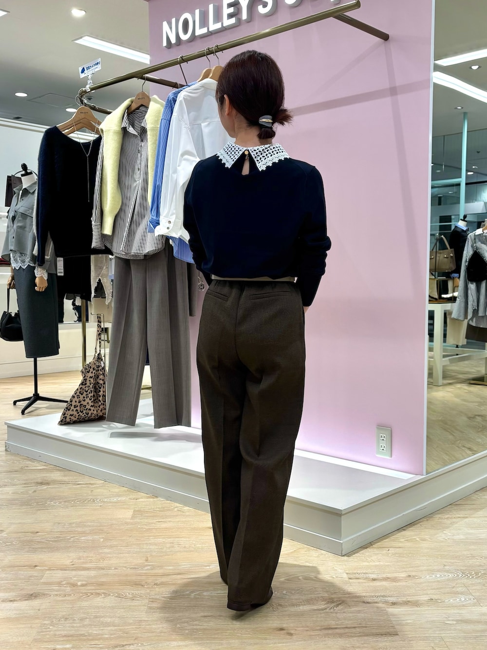 ピンク系のショルダーバッグ、ブルー系のニット/セーター、ブラウン系のその他パンツを着用したレディースの秋コーディネートの3枚目の写真