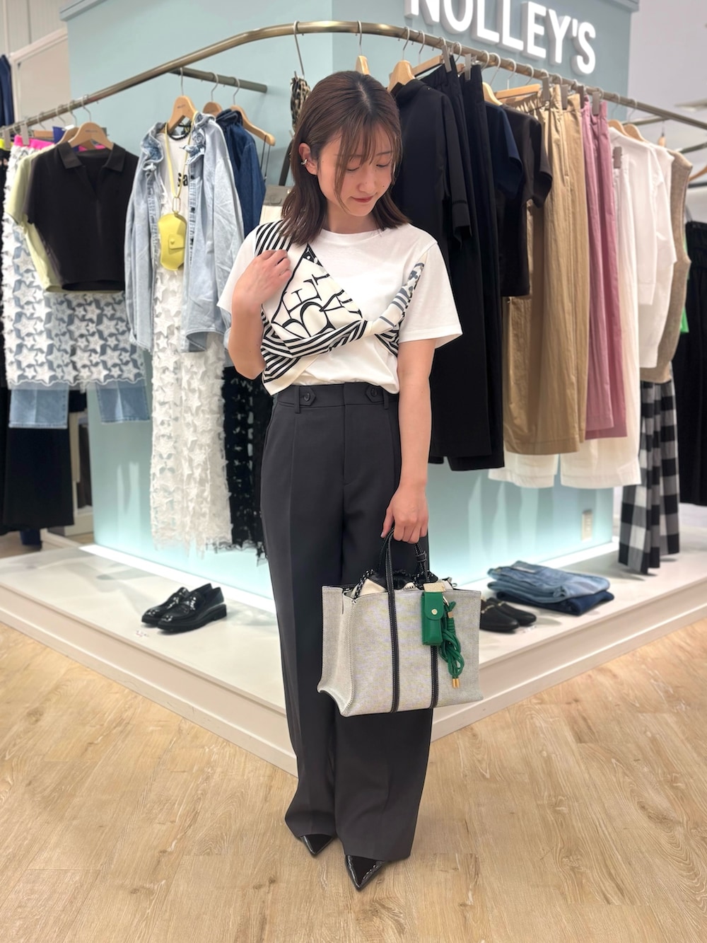 グレー系のその他パンツ、ホワイト系のTシャツ/カットソー、ブラック系のトートバッグを着用したレディースの夏コーディネートの2枚目の写真