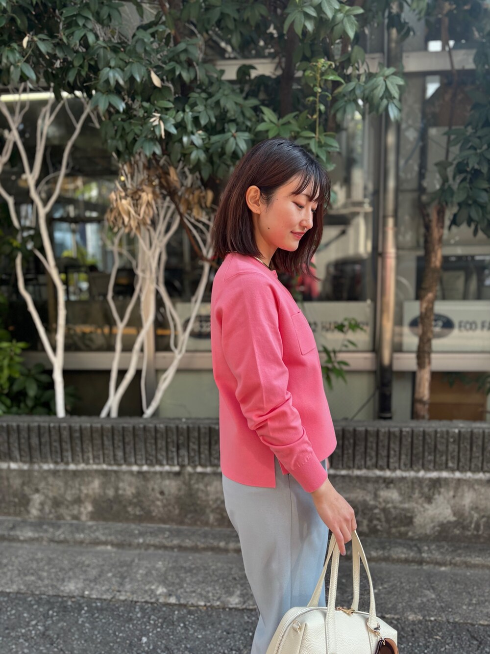 ピンク系のカーディガン/ボレロ、グリーン系のその他パンツ、ホワイト系のボストンバッグを着用したレディースの冬コーディネートの9枚目の写真