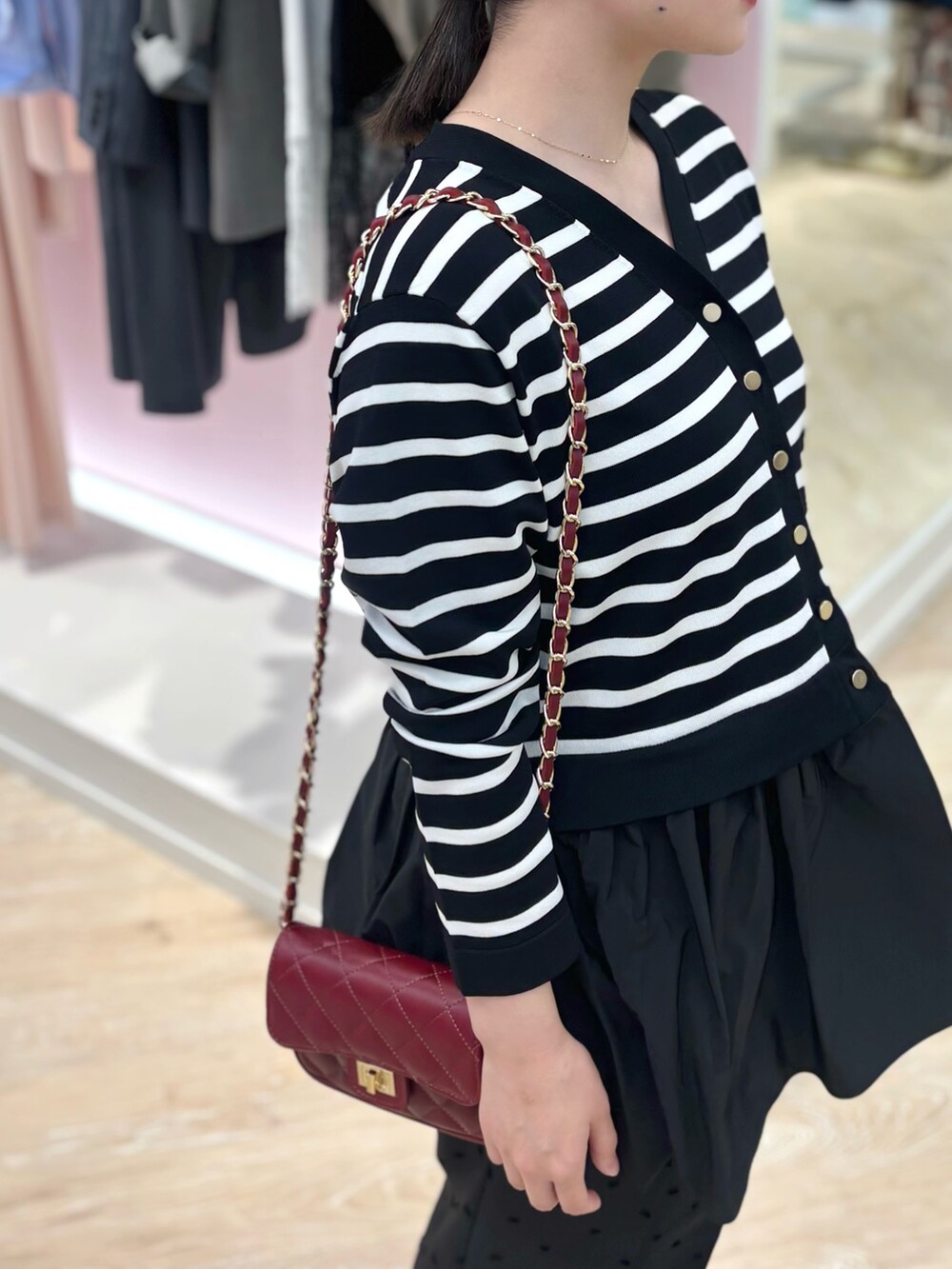 ブラック系のカーディガン/ボレロ、ブラック系のその他パンツ、レッド系のショルダーバッグを着用したレディースの秋コーディネートの8枚目の写真