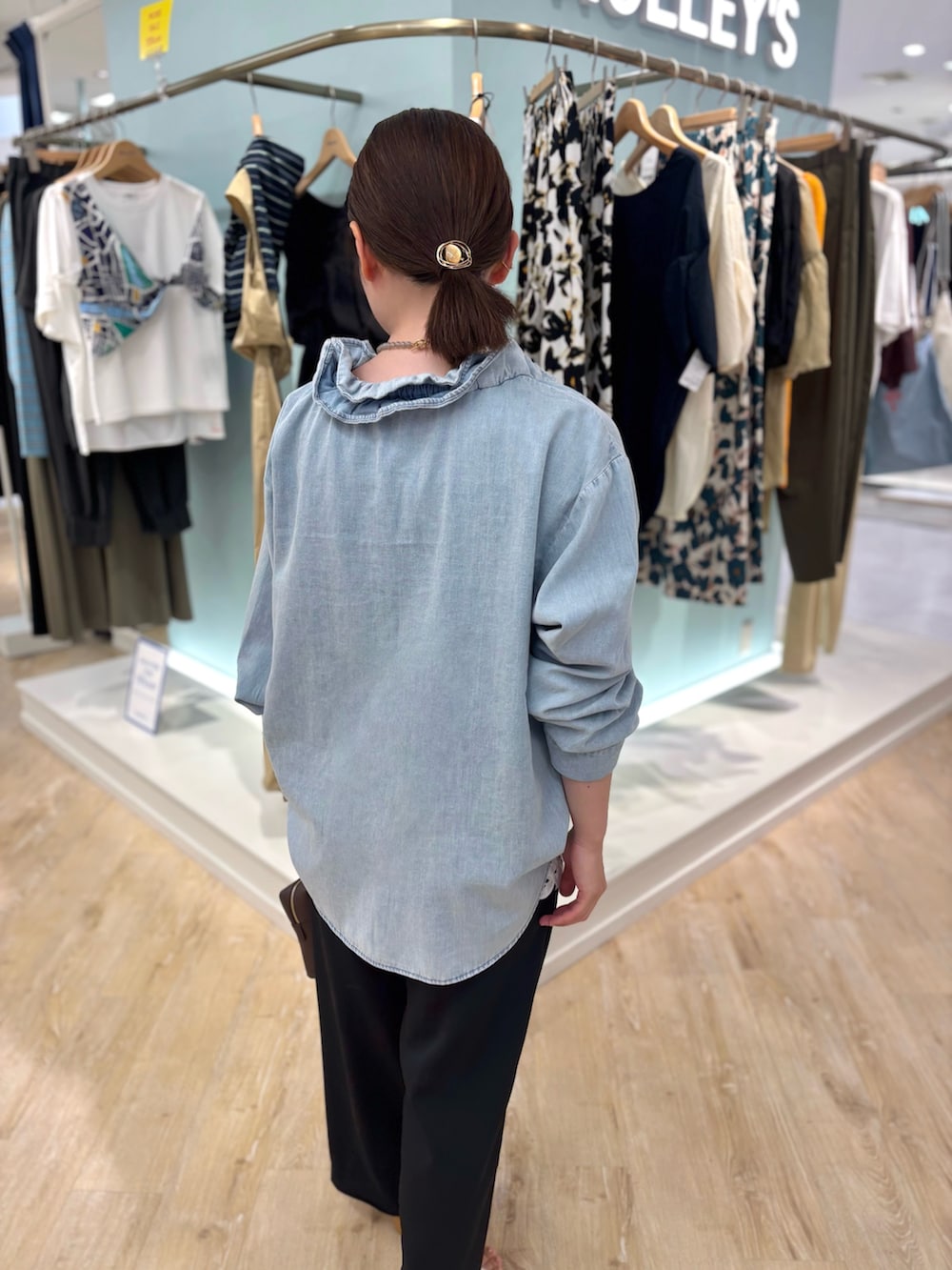 ブルー系のシャツ/ブラウス、ブラック系のその他パンツ、ブラウン系のショルダーバッグを着用したレディースの夏コーディネートの9枚目の写真