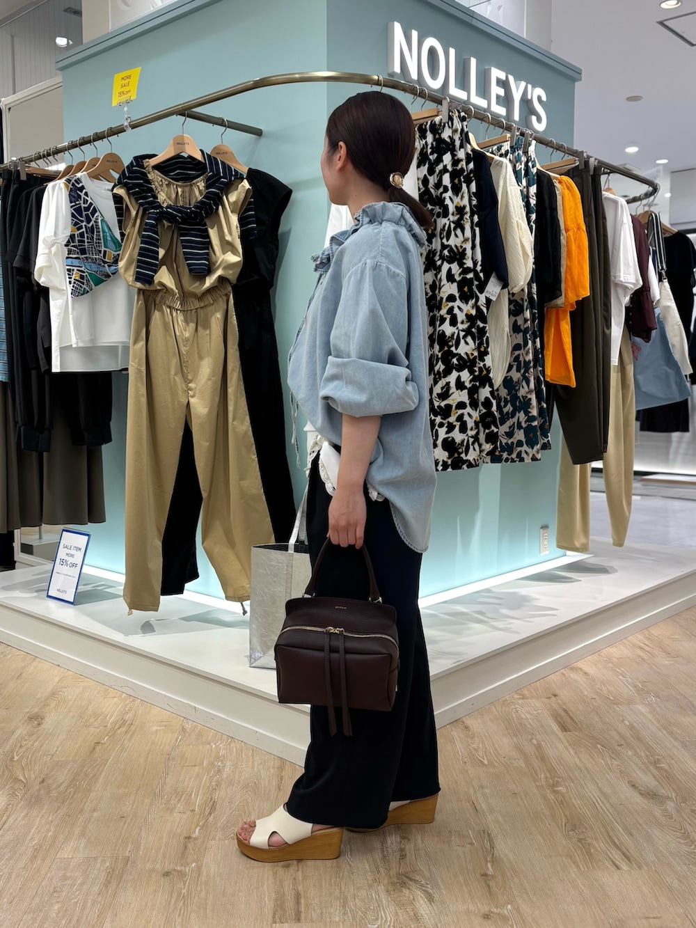 ブルー系のシャツ/ブラウス、ブラック系のその他パンツ、ブラウン系のショルダーバッグを着用したレディースの夏コーディネートの2枚目の写真