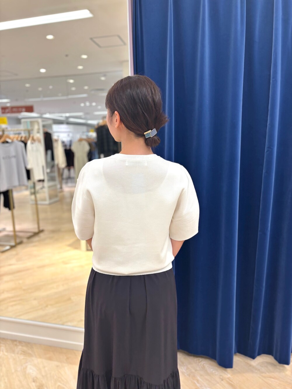 ホワイト系のニット/セーター、ブラック系のスカート、レッド系のボストンバッグを着用したレディースの夏コーディネートの9枚目の写真