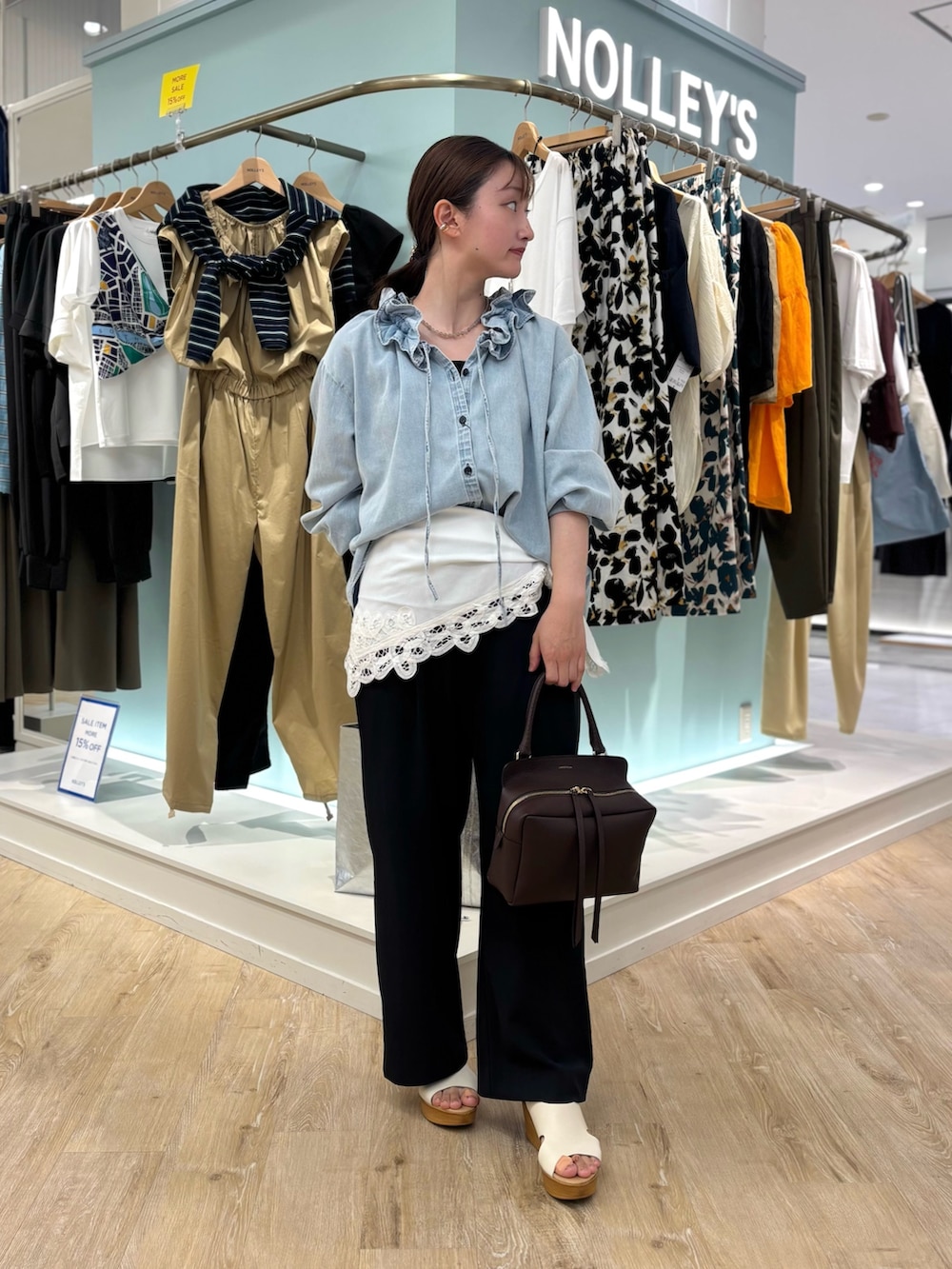 ブルー系のシャツ/ブラウス、ブラック系のその他パンツ、ブラウン系のショルダーバッグを着用したレディースの夏コーディネートの5枚目の写真