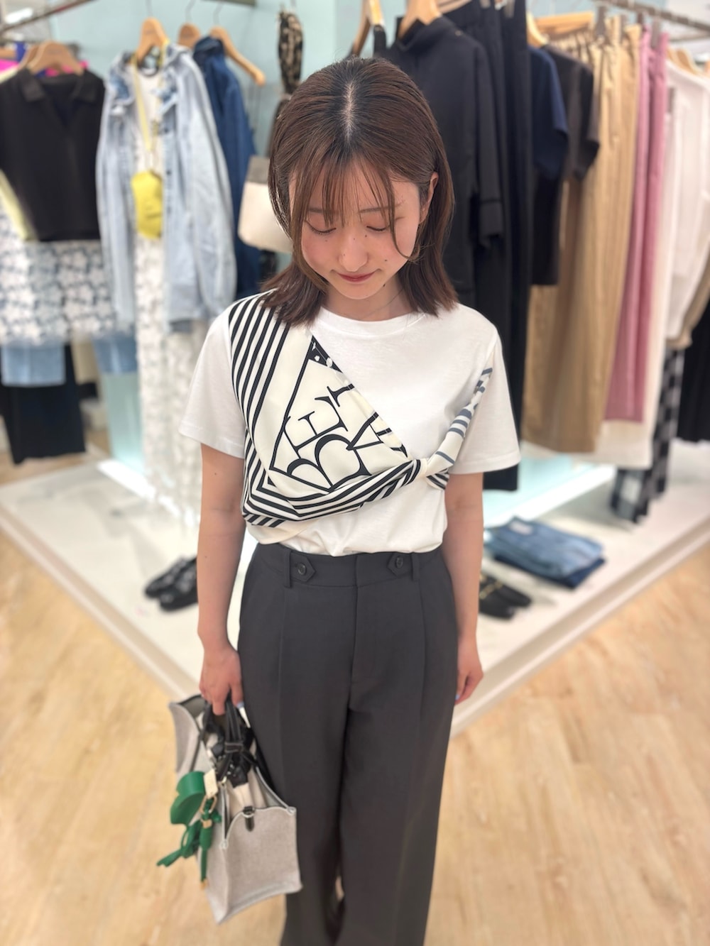 グレー系のその他パンツ、ホワイト系のTシャツ/カットソー、ブラック系のトートバッグを着用したレディースの夏コーディネートの8枚目の写真