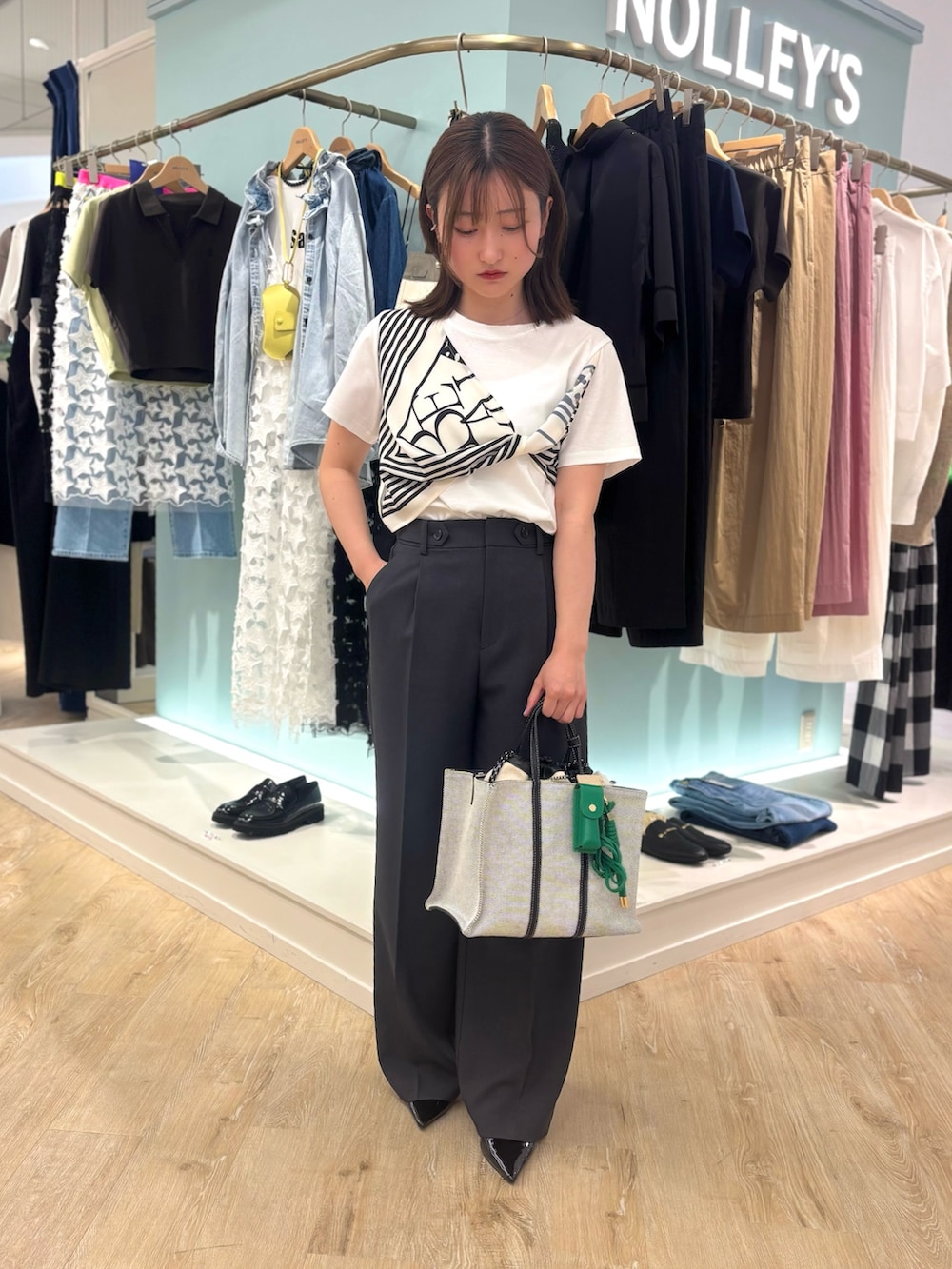 グレー系のその他パンツ、ホワイト系のTシャツ/カットソー、ブラック系のトートバッグを着用したレディースの夏コーディネートの6枚目の写真