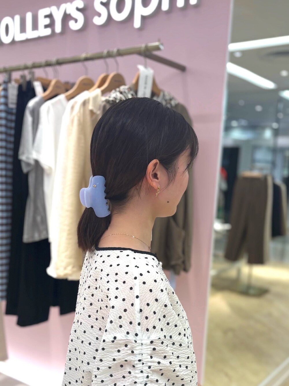 ブラウン系のスカート、ホワイト系のショルダーバッグ、ホワイト系のシャツ/ブラウスを着用したレディースの夏コーディネートの8枚目の写真