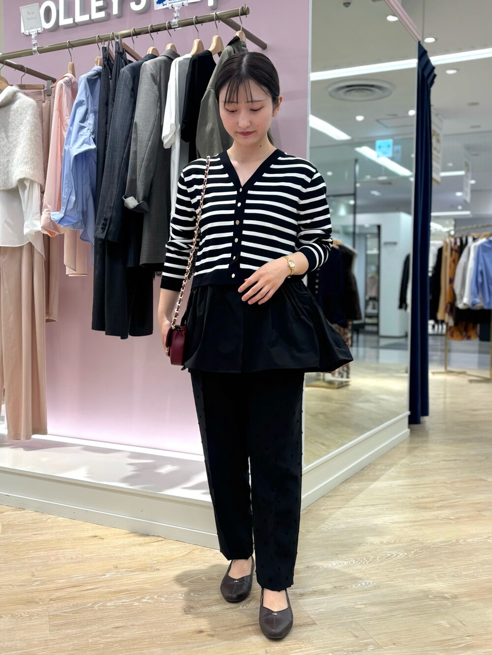 ブラック系のカーディガン/ボレロ、ブラック系のその他パンツ、レッド系のショルダーバッグを着用したレディースの秋コーディネートの6枚目の写真