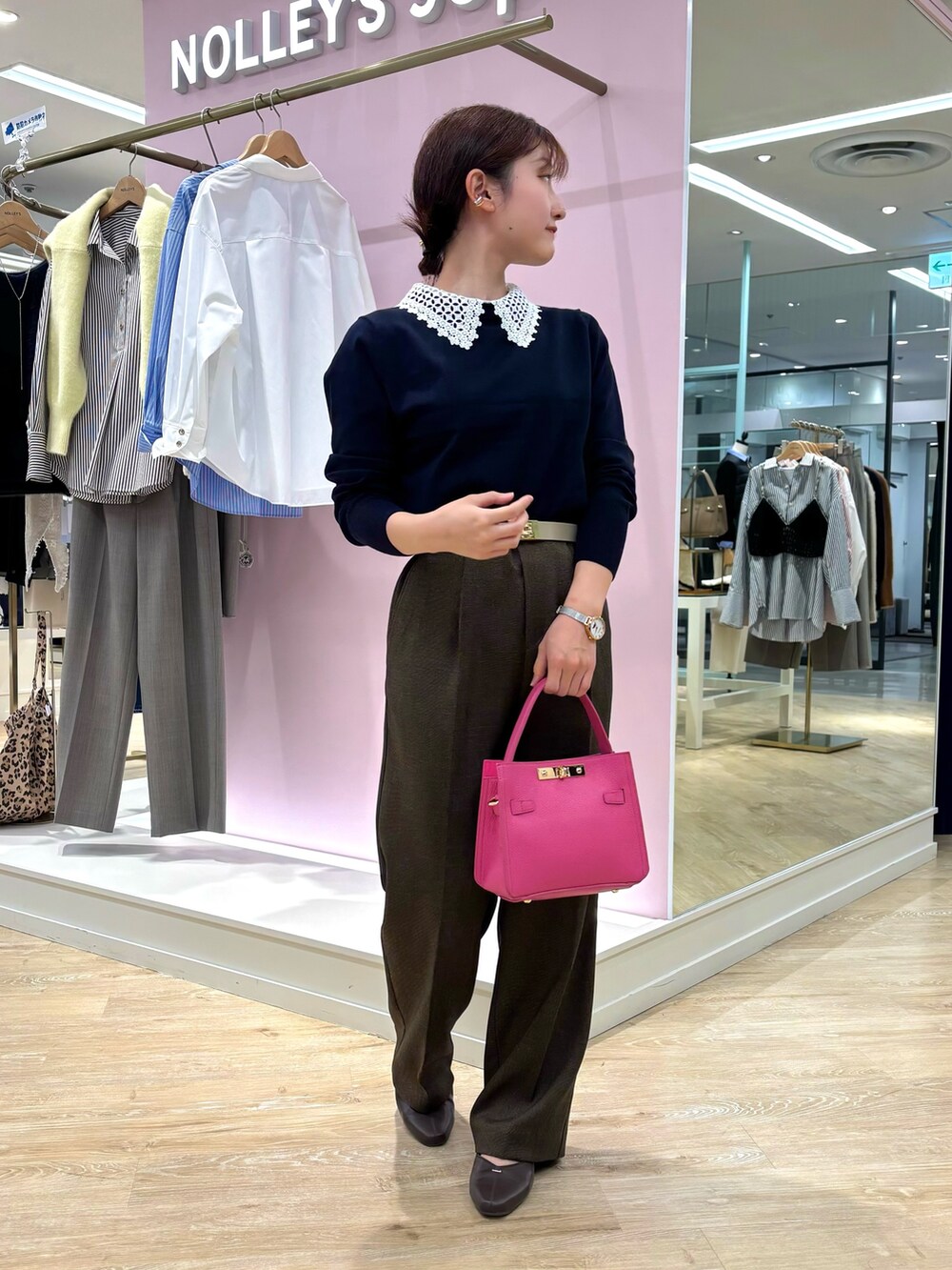 ピンク系のショルダーバッグ、ブルー系のニット/セーター、ブラウン系のその他パンツを着用したレディースの秋コーディネートの5枚目の写真