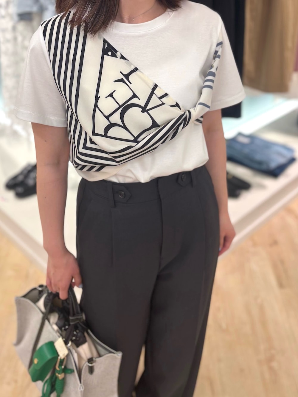 グレー系のその他パンツ、ホワイト系のTシャツ/カットソー、ブラック系のトートバッグを着用したレディースの夏コーディネートの7枚目の写真
