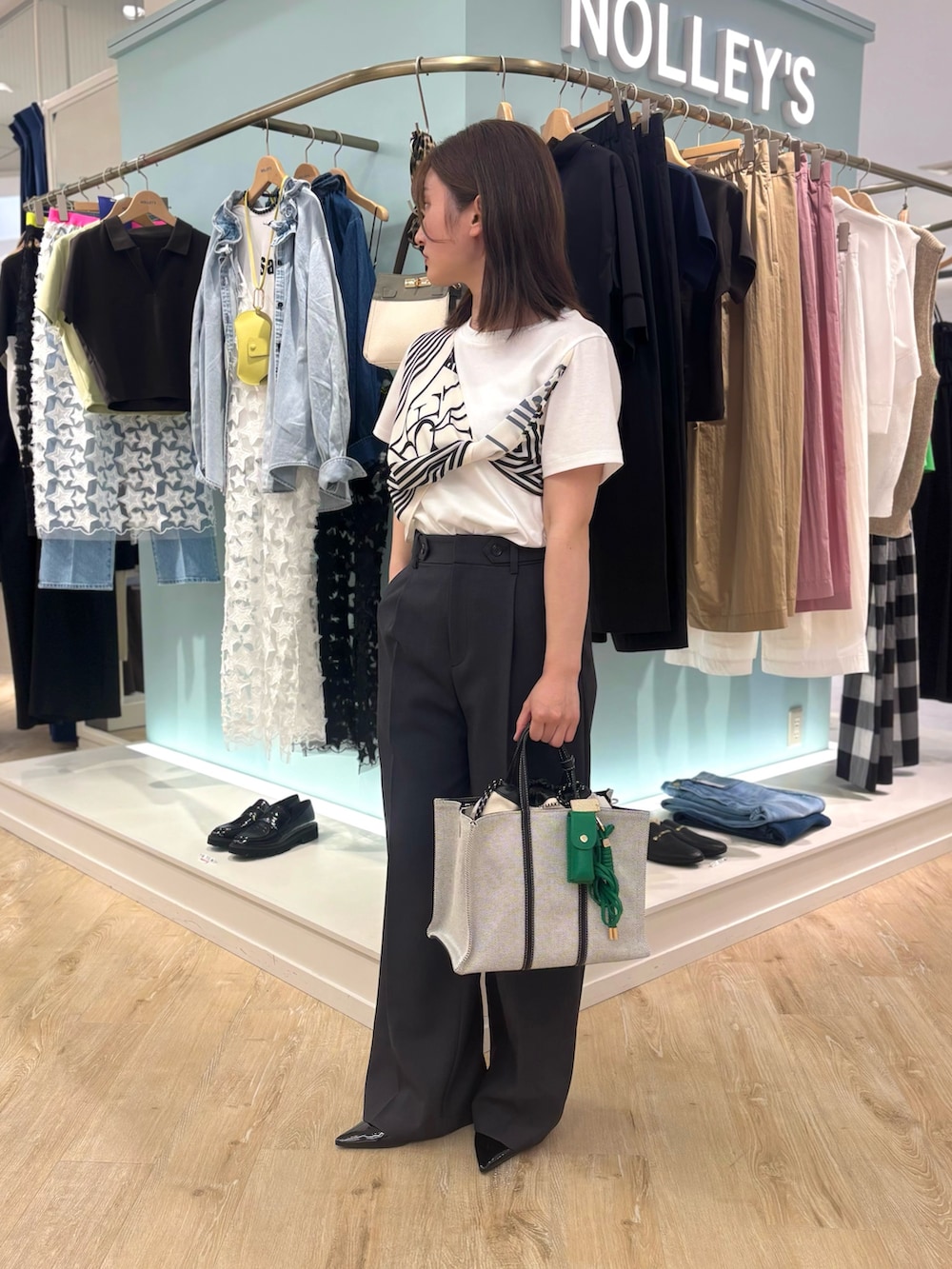 グレー系のその他パンツ、ホワイト系のTシャツ/カットソー、ブラック系のトートバッグを着用したレディースの夏コーディネートの5枚目の写真