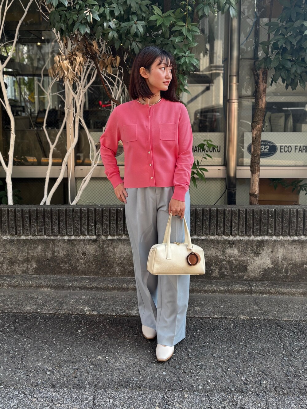 ピンク系のカーディガン/ボレロ、グリーン系のその他パンツ、ホワイト系のボストンバッグを着用したレディースの冬コーディネートの2枚目の写真