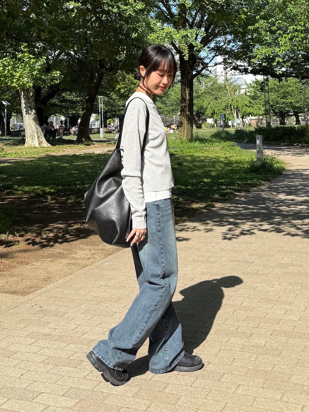 「レイヤードスタイル、白Tシャツ、プチプラ、初夏コーデ、夏ファッション、大人カジュアルコーデ、オトナカワイイ、ラフコーデ、大人コーデ、デニム、デニムパンツ、デニムコーデ、シアーカーディガン、シアーカーディガンコーデ」｜「COLONY 2139のワンショルダーバッグ（ショルダーバッグ、ブラック系）」を使った、momokaさん（レディース・160cm）の夏コーディネートの3枚目の写真