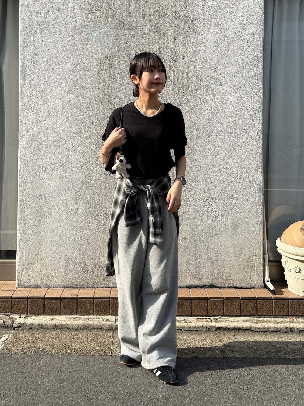 「大人カジュアル、スウェットパンツ、スウェットパンツスタイル、スウェットパンツコーデ、スウェットパンツ　、スウェットパンツ  グレー、チェックシャツ、チェックシャツ腰巻き、チェックシャツコーデ、黒Tシャツ、カジュアルコーデ、カジュアル、カジュアルスタイル、カジュアルミックス」｜「COLONY 2139のビスコースPBTプレーティング半袖プルオーバー（ニット/セーター、ブラック系）」を使った、momokaさん（レディース・160cm）の春コーディネートの2枚目の写真