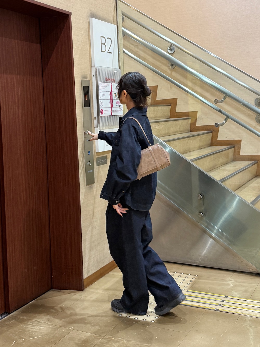 「デニムジャケット、デニムジャケットコーデ、デニム、デニムコーデ、デニムオンデニム、春コーデ、シンプルスタイル、春先取り、ゆるシルエット、ジャケットスタイル」｜「COLONY 2139のミニマムデニムジャケット（デニムジャケット、ブルー系）」を使った、momokaさん（レディース・160cm）の春コーディネートの2枚目の写真