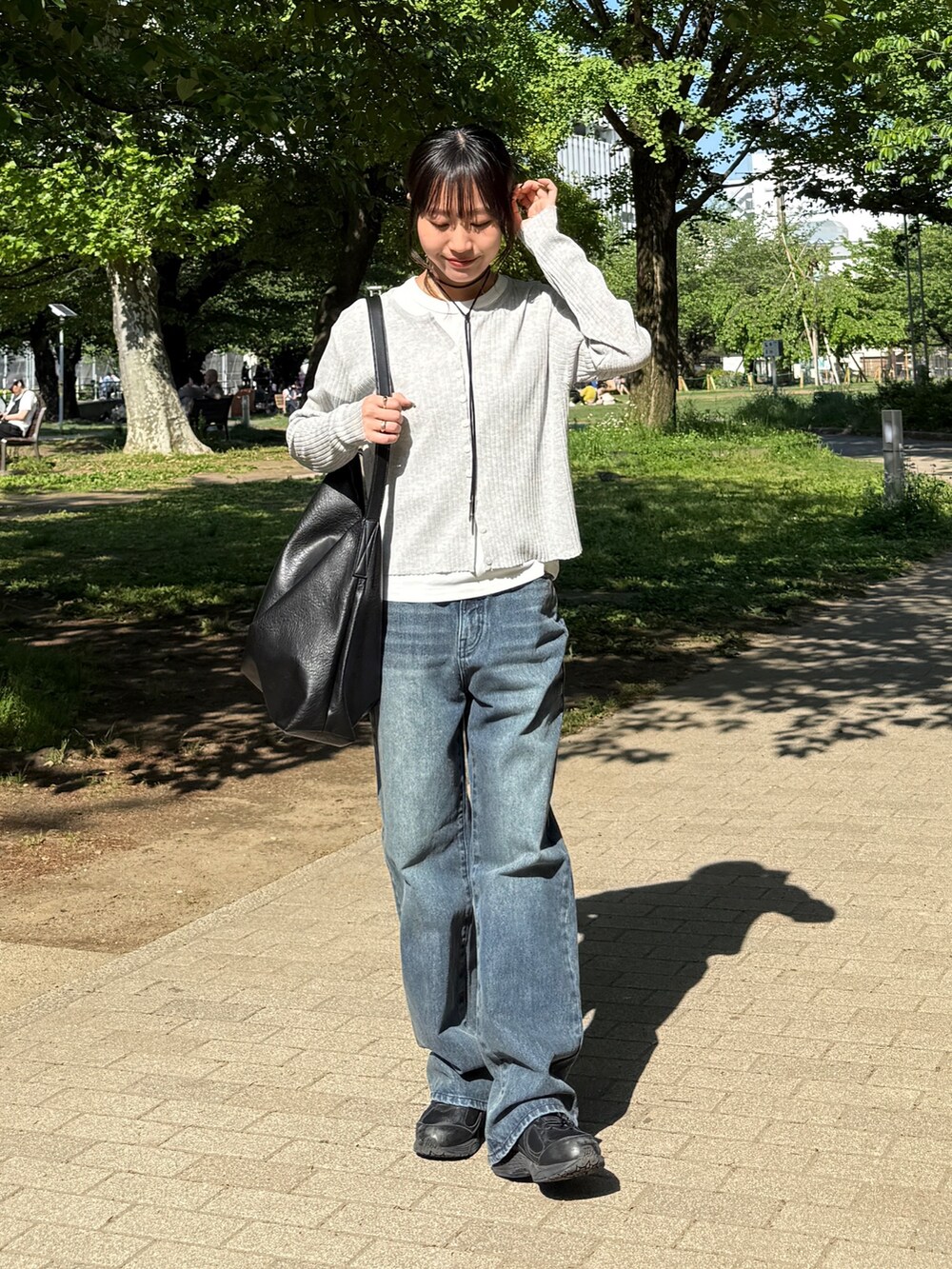 「レイヤードスタイル、白Tシャツ、プチプラ、初夏コーデ、夏ファッション、大人カジュアルコーデ、オトナカワイイ、ラフコーデ、大人コーデ、デニム、デニムパンツ、デニムコーデ、シアーカーディガン、シアーカーディガンコーデ」｜「COLONY 2139のワンショルダーバッグ（ショルダーバッグ、ブラック系）」を使った、momokaさん（レディース・160cm）の夏コーディネートの4枚目の写真