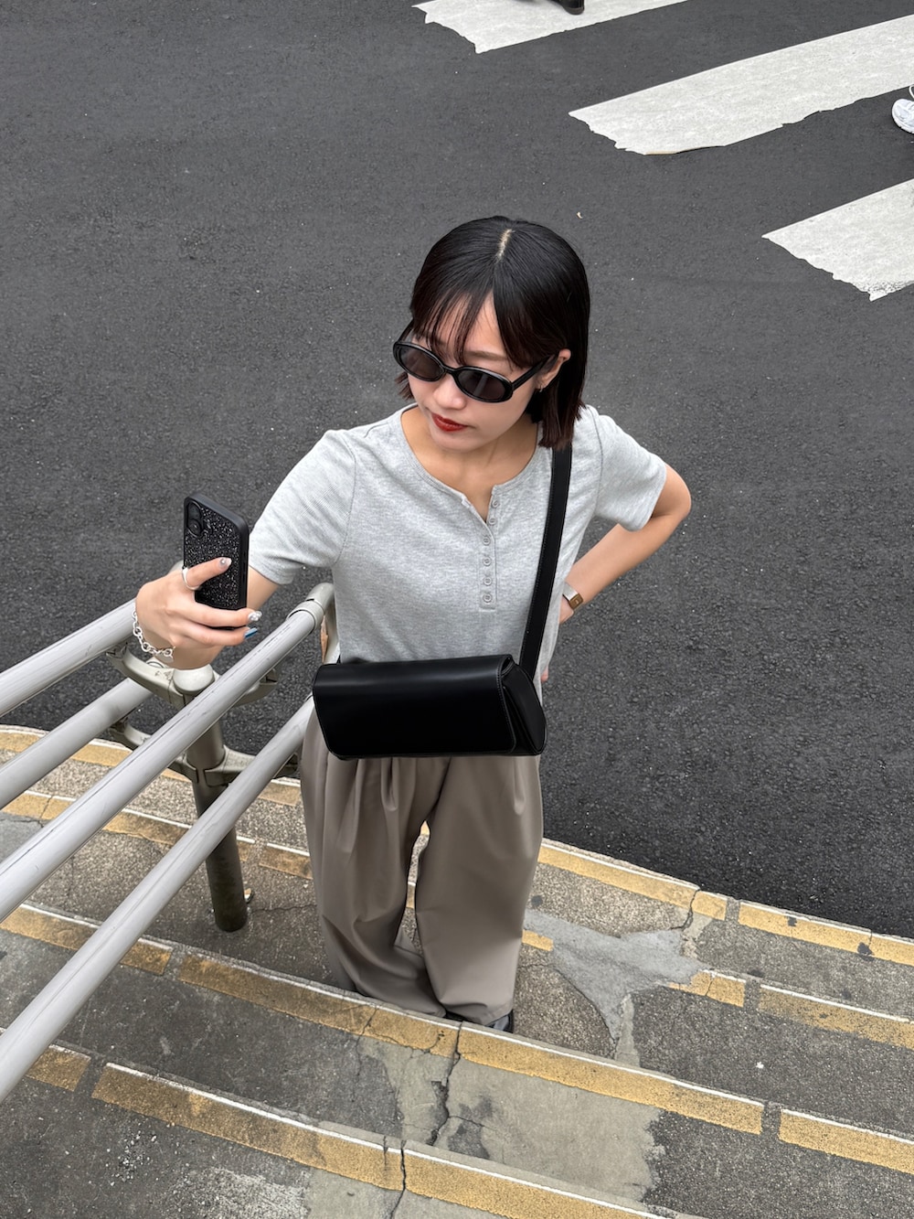 「モノトーン、サングラス、夏コーデ、夏ファッション、お出かけコーデ、大人可愛い、着回しコーデ、夏、スラックス、スラックスコーデ、ヘンリーネック、ヘンリーネックＴシャツ、サングラススタイル、サングラスコーデ」｜「COLONY 2139のヘンリーネックテレコハーフスリーブTシャツ（Tシャツ/カットソー、グレー系）」を使った、momokaさん（レディース・160cm）の夏コーディネートの3枚目の写真