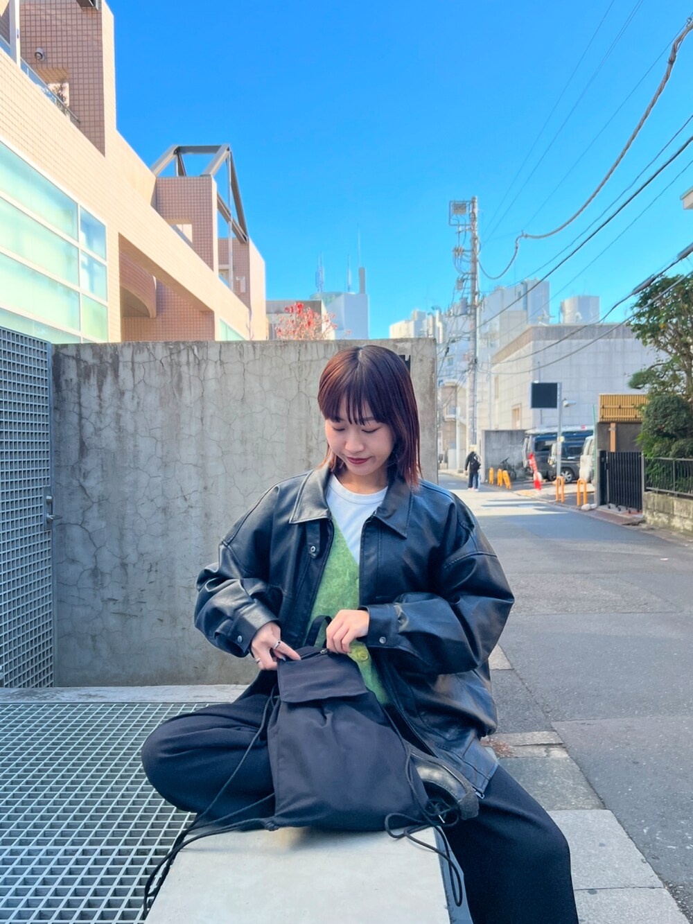 「COLONY 2139のフェイクレザーオーバーブルゾン（ブルゾン、ブラック系）」を使った、momokaさん（レディース・160cm）の冬コーディネートの4枚目の写真