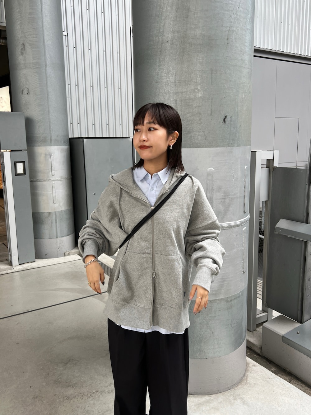「COLONY 2139のストレッチイージータックワイドパンツ（その他パンツ、ブラック系）」を使った、momokaさん（骨格ウェーブ・レディース・160cm）の秋コーディネートの3枚目の写真