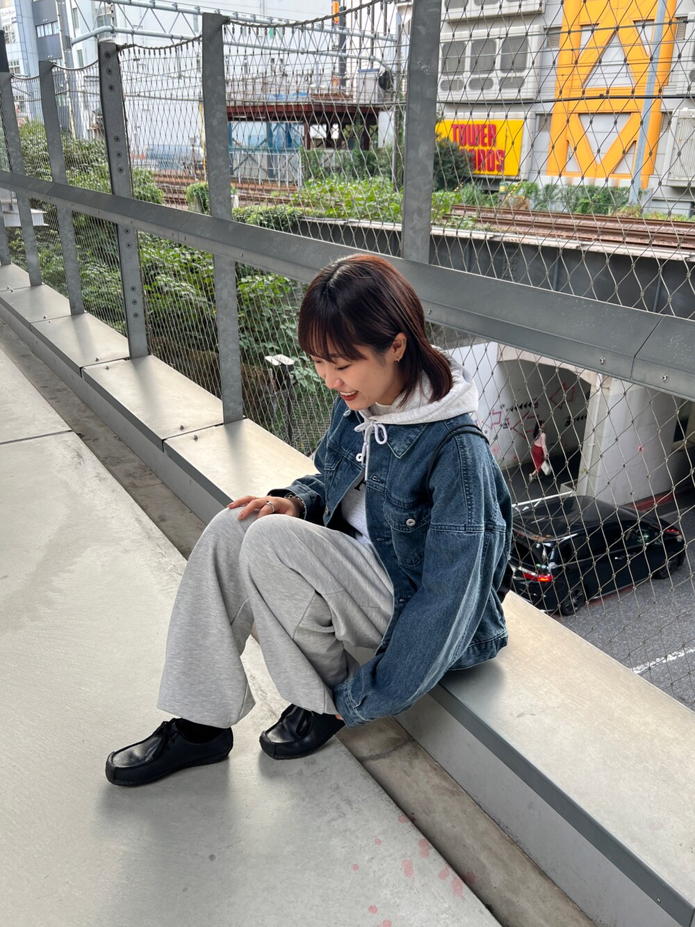 「COLONY 2139のオーバーサイズGジャン（デニムジャケット、ブルー系）」を使った、momokaさん（レディース・160cm）の秋コーディネートの3枚目の写真