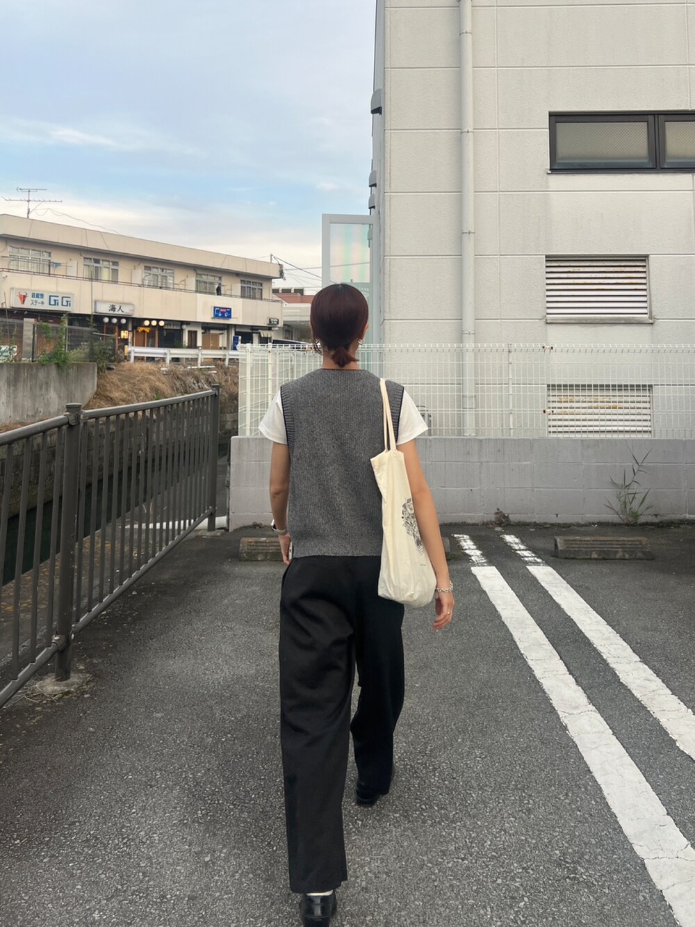 「ベストコーデ、カジュアルコーデ、2タックワイドパンツ、モノトーンコーデ」｜「COLONY 2139の2タックワイドパンツ（スラックス、ブラック系）」を使った、momokaさん（骨格ウェーブ・レディース・160cm）の夏コーディネートの2枚目の写真