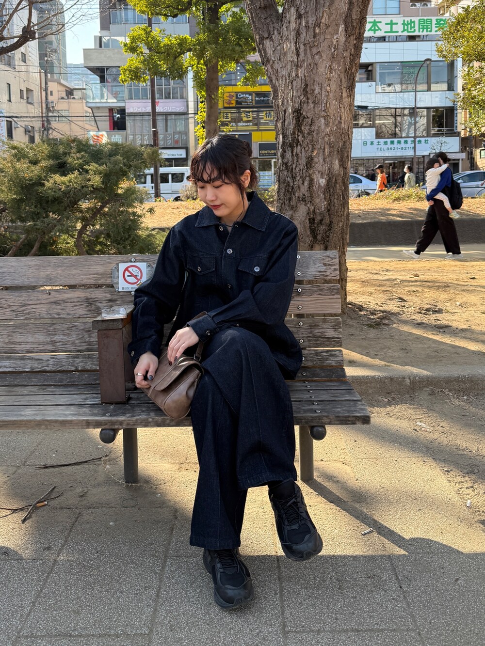 「デニムジャケット、デニムジャケットコーデ、デニム、デニムコーデ、デニムオンデニム、春コーデ、シンプルスタイル、春先取り、ゆるシルエット、ジャケットスタイル」｜「COLONY 2139のミニマムデニムジャケット（デニムジャケット、ブルー系）」を使った、momokaさん（レディース・160cm）の春コーディネートの5枚目の写真