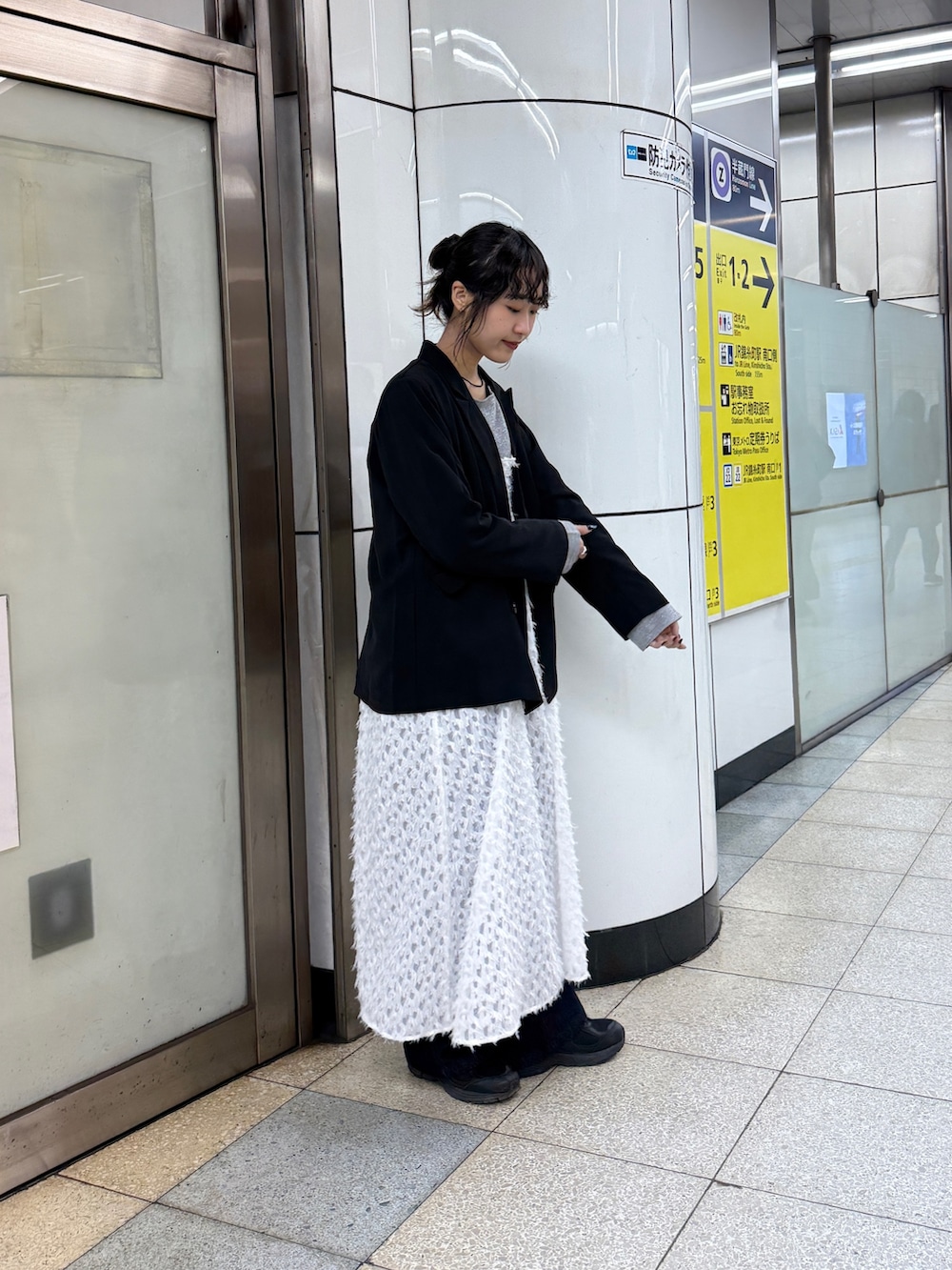 「ジャケット、ジャケットコーデ、ジャケット 、ジャケット/アウター、ジャケットスタイル、春色、今日のコーデ、春服、春服コーデ、フリンジ、大人かわいい、春、シンプル、きれいめコーデ、お洒落さんとつながりたい」｜「COLONY 2139のオーバーダブルテーラードジャケット（テーラードジャケット、ブラック系）」を使った、momokaさん（レディース・160cm）の春コーディネートの2枚目の写真
