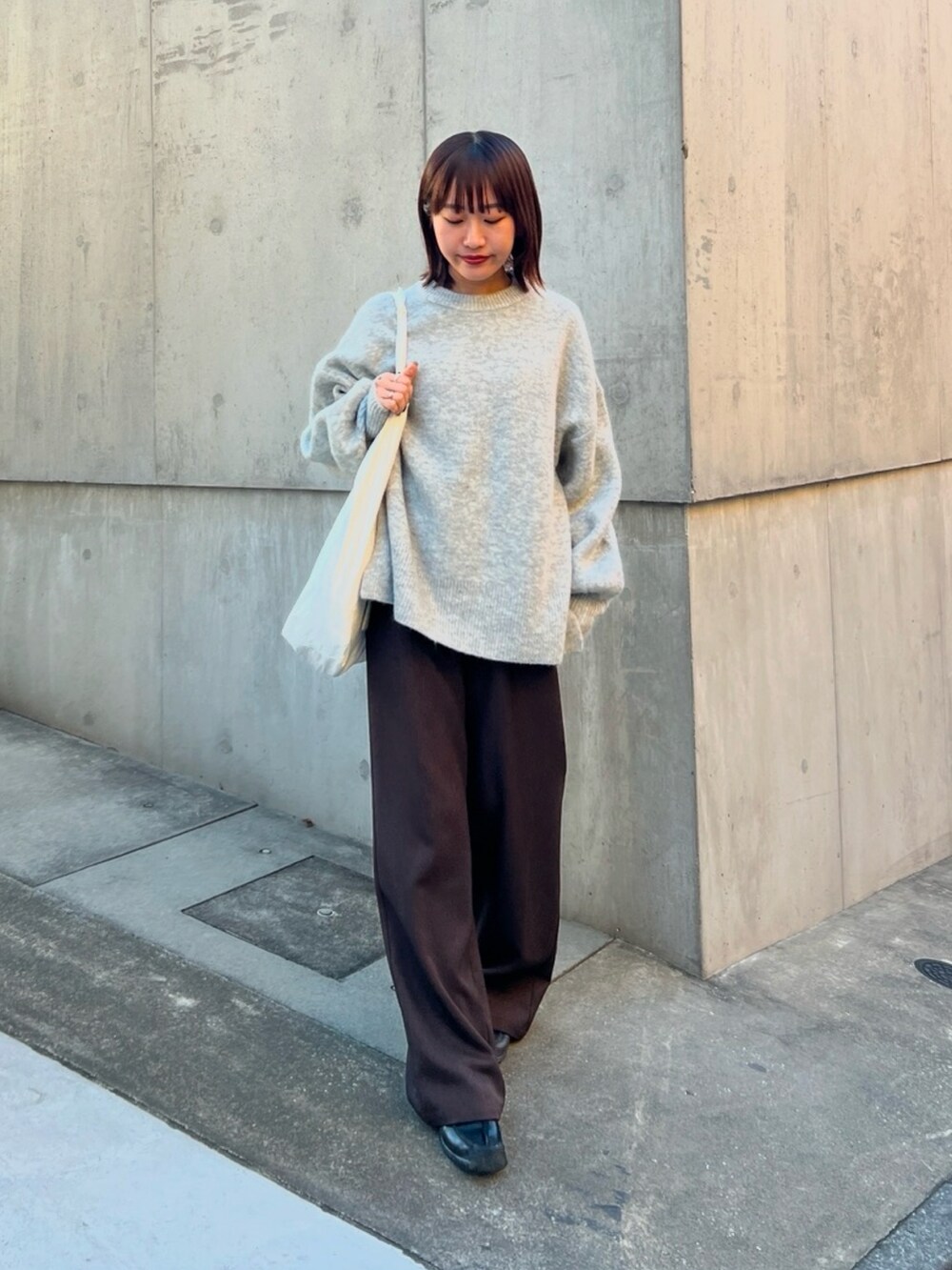 「COLONY 2139のモチモチオーバーニット（ニット/セーター、グレー系）」を使った、momokaさん（レディース・160cm）の冬コーディネートの2枚目の写真