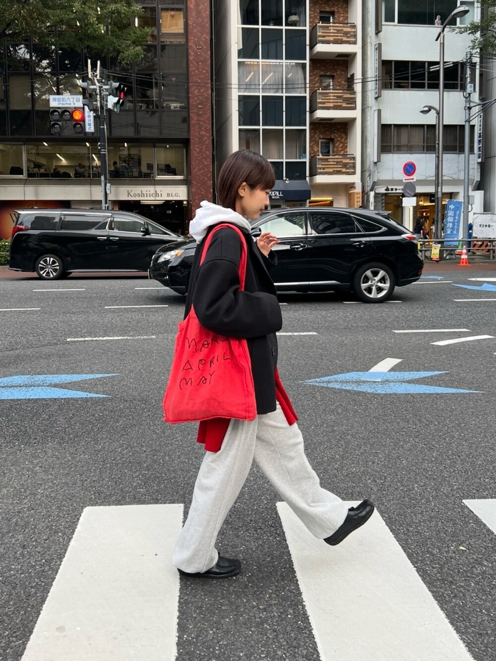 「COLONY 2139のポケット刺繍スウェットパンツ（スウェットパンツ、グレー系）」を使った、momokaさん（レディース・160cm）の秋コーディネートの3枚目の写真