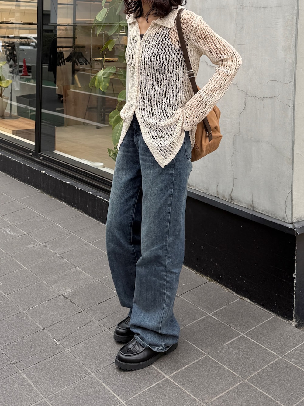 ホワイト系のカーディガン/ボレロ、ブルー系のデニムパンツを着用したレディースの春コーディネートの3枚目の写真