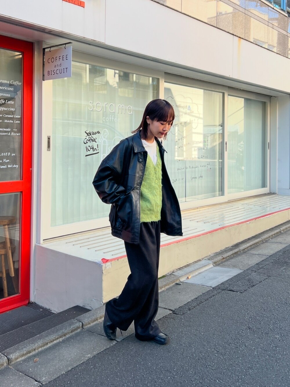 「COLONY 2139のフェイクレザーオーバーブルゾン（ブルゾン、ブラック系）」を使った、momokaさん（レディース・160cm）の冬コーディネートの3枚目の写真