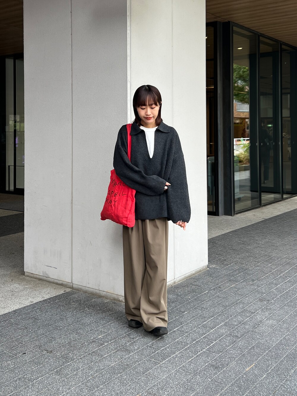 「COLONY 2139のメランジシャギースキッパーニット（ニット/セーター、グレー系）」を使った、momokaさん（レディース・160cm）の秋コーディネートの3枚目の写真