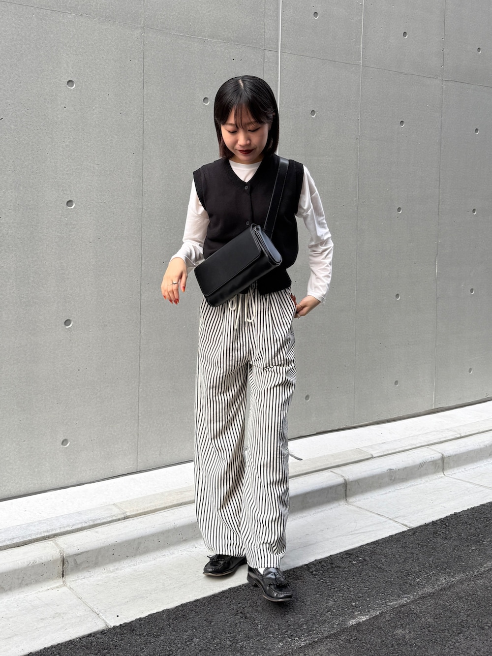 「ストライプ、ストライプパンツ、きれいめコーデ、ベスト、ベストコーデ、ベストスタイル、夏コーデ、レイヤードスタイル、きれいめカジュアル、シアートップス」｜「COLONY 2139のストライプイージーパンツ（その他パンツ、ブルー系）」を使った、momokaさん（レディース・160cm）の夏コーディネートの2枚目の写真