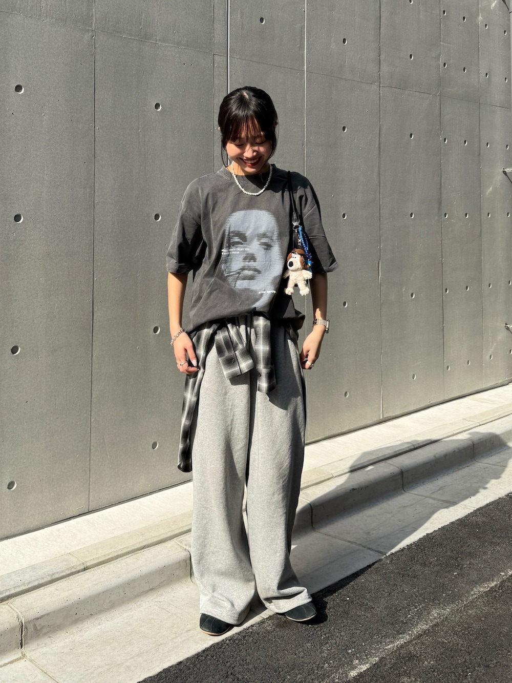 「レイヤードスタイル、最近のいい感じコーデ、モノトーン、プチプラ、初夏コーデ、お洒落さんとつながりたい、プチプラコーデ、お出かけコーデ、大人コーデ、春、シャツコーデ、グレー、カジュアル、カジュアルコーデ、カジュアルスタイル」｜「COLONY 2139のピグメント加工レディプリントTシャツ（Tシャツ/カットソー、ブラック系）」を使った、momokaさん（レディース・160cm）の春コーディネートの2枚目の写真