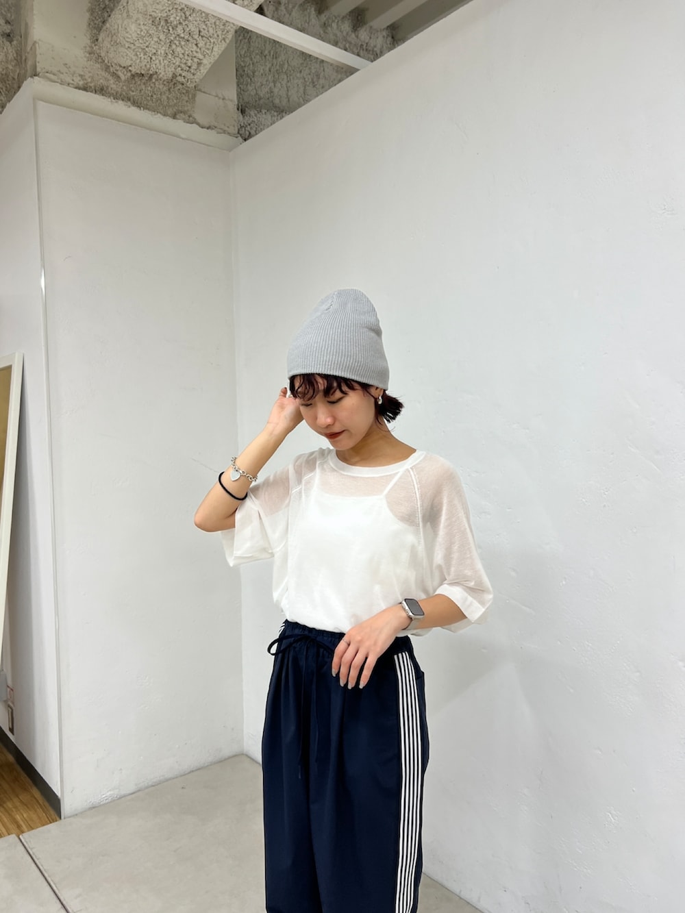 「スケーターパンツ、サイドラインパンツ、シアートップス、シアーニット、ビーニー、ビーニーコーデ、カジュアルコーデ」｜「COLONY 2139のシアーニットプルオーバー（ニット/セーター、ホワイト系）」を使った、momokaさん（骨格ウェーブ・レディース・160cm）の夏コーディネートの3枚目の写真