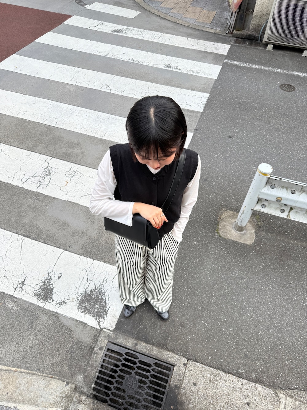「ストライプ、ストライプパンツ、きれいめコーデ、ベスト、ベストコーデ、ベストスタイル、夏コーデ、レイヤードスタイル、きれいめカジュアル、シアートップス」｜「COLONY 2139のストライプイージーパンツ（その他パンツ、ブルー系）」を使った、momokaさん（レディース・160cm）の夏コーディネートの6枚目の写真