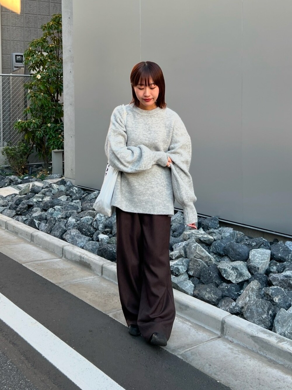 「COLONY 2139のモチモチオーバーニット（ニット/セーター、グレー系）」を使った、momokaさん（レディース・160cm）の冬コーディネートの3枚目の写真