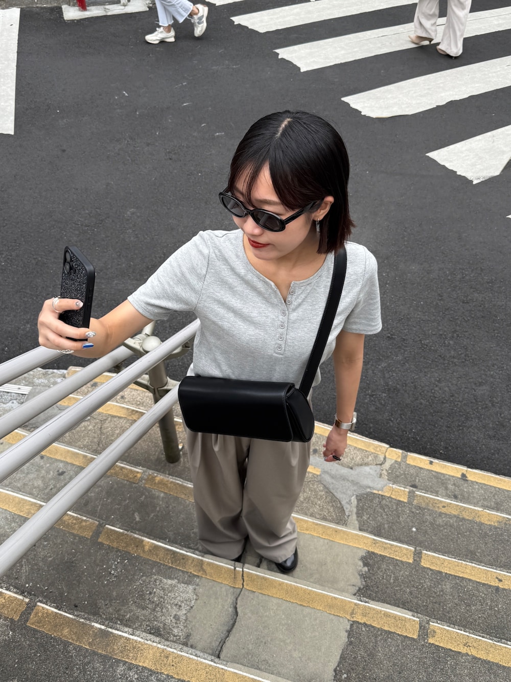 「モノトーン、サングラス、夏コーデ、夏ファッション、お出かけコーデ、大人可愛い、着回しコーデ、夏、スラックス、スラックスコーデ、ヘンリーネック、ヘンリーネックＴシャツ、サングラススタイル、サングラスコーデ」｜「COLONY 2139のヘンリーネックテレコハーフスリーブTシャツ（Tシャツ/カットソー、グレー系）」を使った、momokaさん（レディース・160cm）の夏コーディネートの2枚目の写真