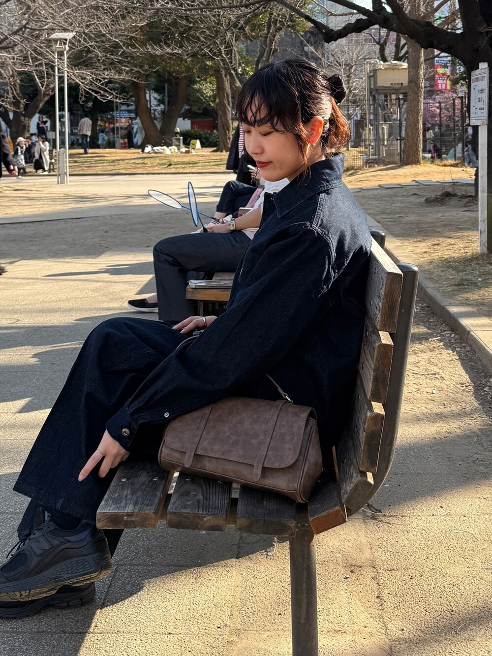 「デニムジャケット、デニムジャケットコーデ、デニム、デニムコーデ、デニムオンデニム、春コーデ、シンプルスタイル、春先取り、ゆるシルエット、ジャケットスタイル」｜「COLONY 2139のミニマムデニムジャケット（デニムジャケット、ブルー系）」を使った、momokaさん（レディース・160cm）の春コーディネートの4枚目の写真
