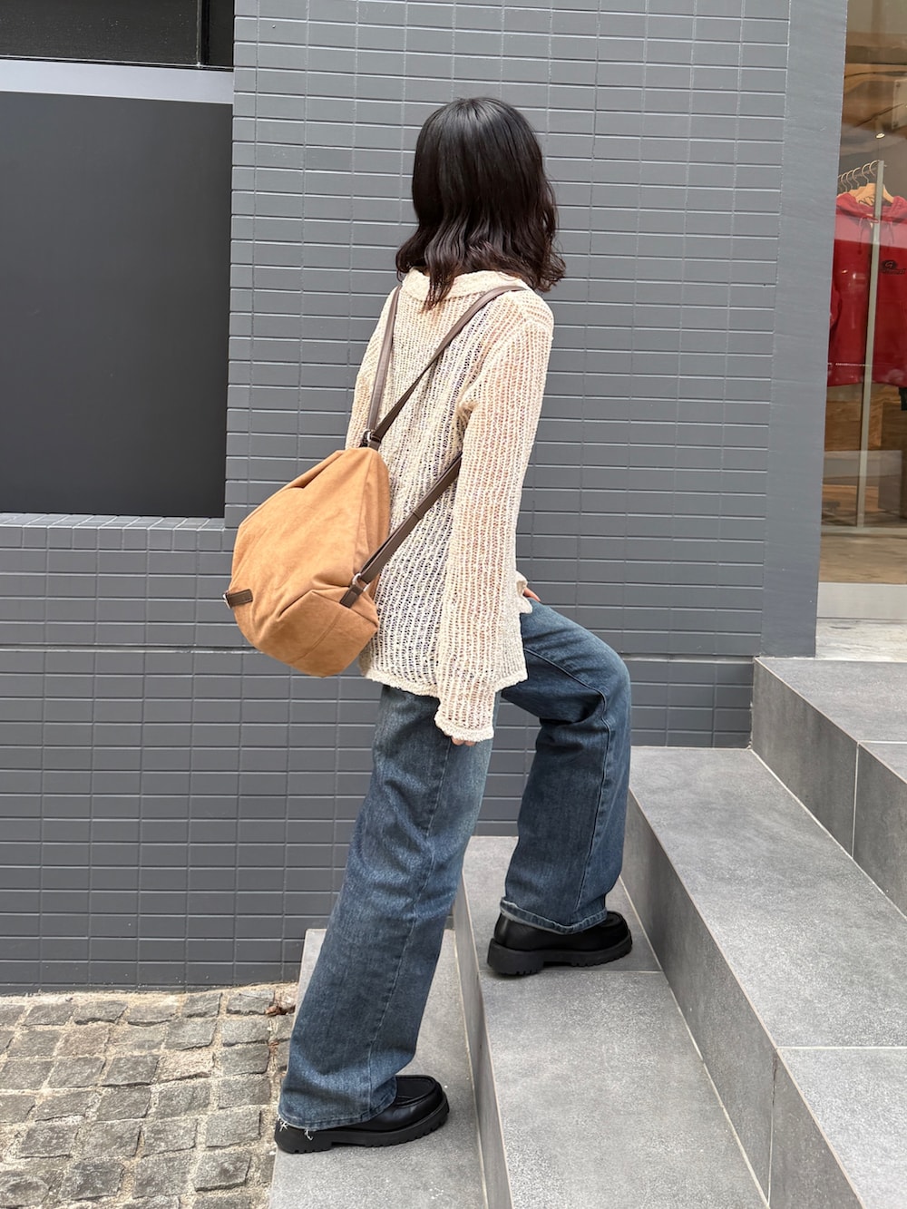 ホワイト系のカーディガン/ボレロ、ブルー系のデニムパンツを着用したレディースの春コーディネートの2枚目の写真