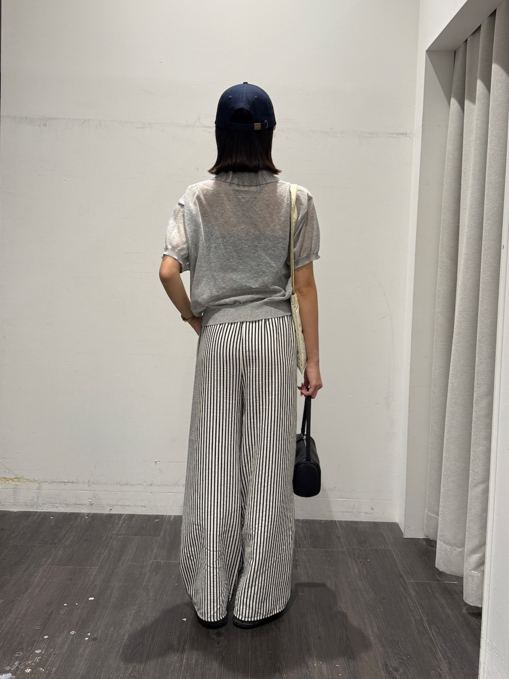 「お出かけコーデ、大人かわいい、休日スタイル、夏ルックで気分アップ、ラクチンコーデ、夏ファッション、キレイめ、大人コーデ、パンツコーデ、夏コーデ」｜「COLONY 2139のストライプイージーパンツ（その他パンツ、ブルー系）」を使った、momokaさん（レディース・160cm）の夏コーディネートの3枚目の写真